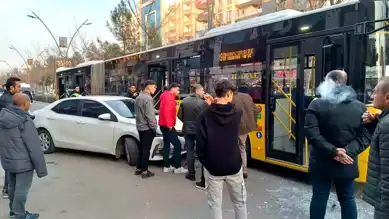 Batman'da Belediye Otobüsü-Otomobil Kazası!