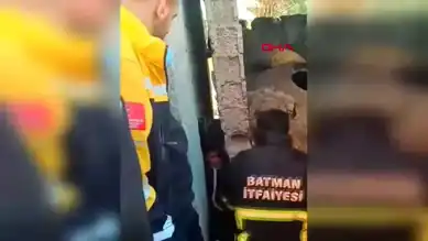 Batman'da Çocuk Duvar Arasında Sıkıştı!