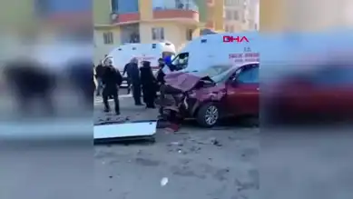 Batman'da Minibüs-Otomobil Kazası: 20 Yaralı