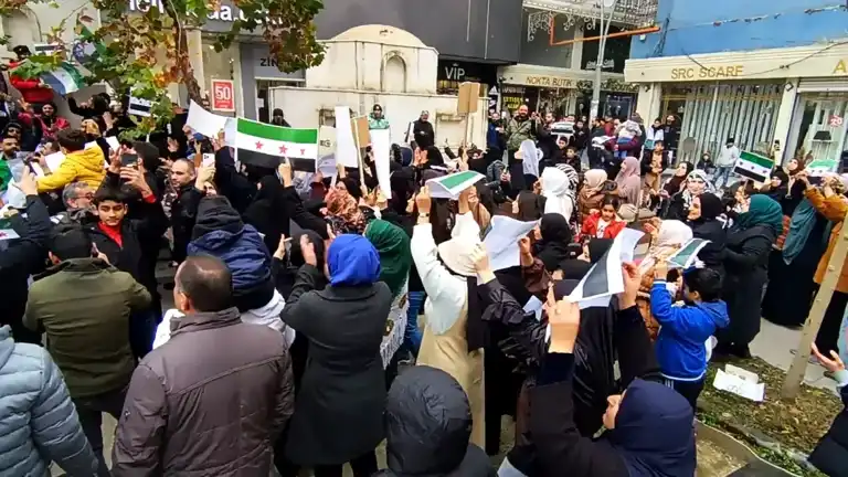 Suriyeliler Başkent'in Düşüşünü Kutladı