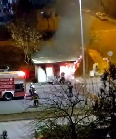 Batman'da Belediye Şoför Kulübesi Yakıldı
