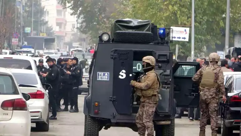 Şehir Merkezinde Grup Kavgası: Polis Müdahalesi