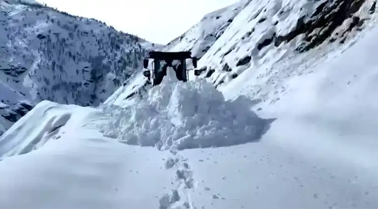 Batman'da Kar Yağışı Yolu Kapattı!