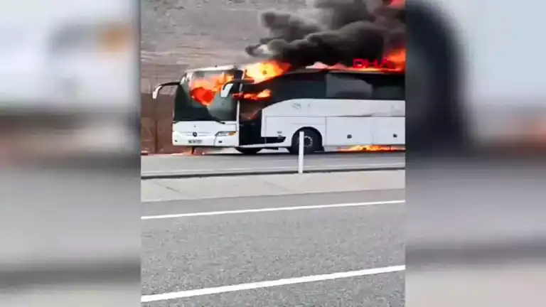 Batman'da Yolcu Otobüsü Yanarak Küle Dönüyor!