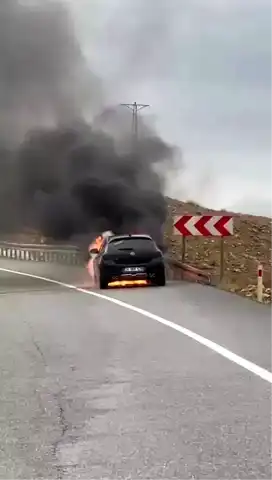 Gercüş'te Seyir Halindeki Otomobil Yandı