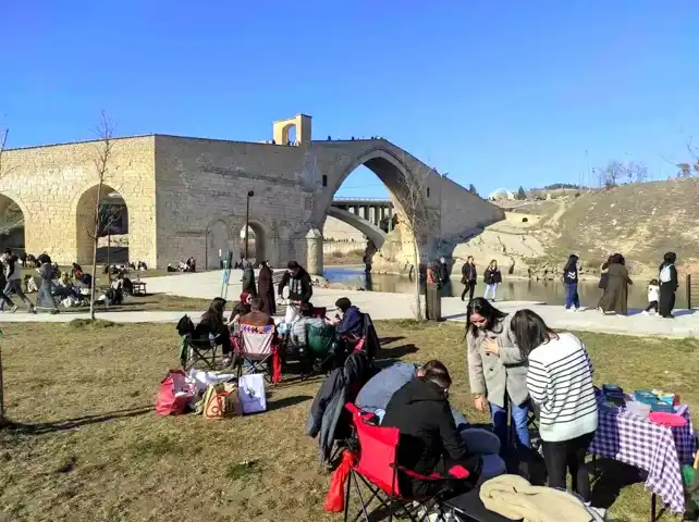 Malabadi Köprüsü'nde Piknik Keyfi