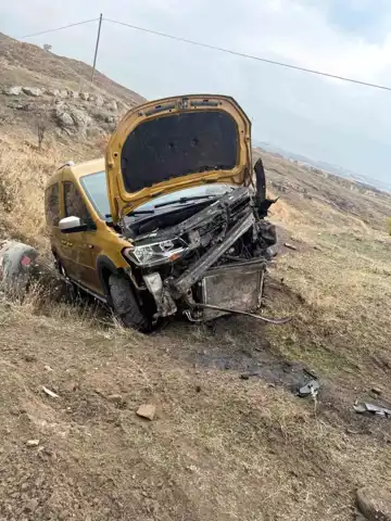 Şarampole Yuvarlanan Hafif Ticari Araç: 1 Yaralı